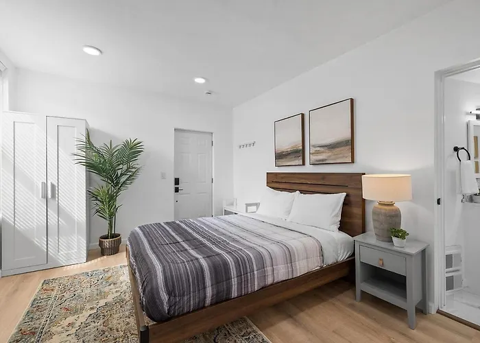 Shadyside, Central !2 Bright And Stylish Studio With Free Parking